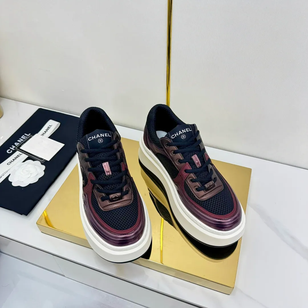 👟👟Ex-factory price 680👟👟 Upgraded version, upgraded version, upgraded version! No rebuttal accepted! ! ! ! Chanel Chanel panda shoes! 2025 counter's top casual sports shoes. This classic design; the upper is electro-embroidered with a variety of techniques; the outsole is fashionable and sporty; the unusual inclusion of a variety of color matching elements... The diversified mix and match is very good-looking and versatile, and can be used for leisure, fashion, sports, and outdoor... ꫛꫀꪝ Go➫ Materials: ❶Upper made of: original imported first-layer silk cowhide + original waterproof cloth + original first-layer cowhide ❷Inner lining: Original Yangli+Net ❸Outsole based on: Original TPU combination outsole Counter boutique packaging complete set for women 35–41 👉 👉 👉 👉 👉 👉 👉